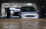 [ẢNH] Những kỹ năng lái xe an toàn khi trời mưa, ngập úng